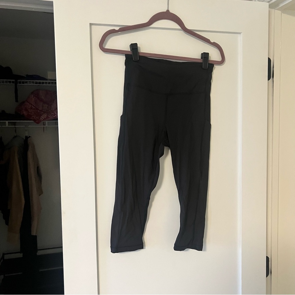 LIKE NEW CAPRI ATHLETA LEGGINGS